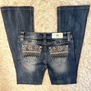 Miss me jeans  - sååå fina miss me jeans som inte passade mig! Midjemåttet är 40 cm och inneberbensmåttet 79 cm. Skriv vid minsta fråga pris är diskuterbart💕färgen är lite mörkare i verkligheten💕💕