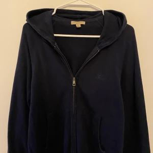 Burberry | zip hoodie  - Tja, säljer denna marinblåa zip hoodie från Märket Burberry. Plagget är i bra skicka 8/10, sparsamt använd. Priset är ej hugget i sten, vi är öppna för egna priset. Tröjan har ventilations hål vilket gör den perfekt för sommar & vår.😄😁