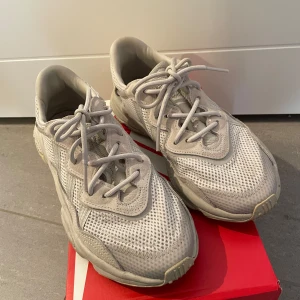 Ozweego adidas  - Säljer dessa skor från adidas i färgen greige. Skönaste skorna man kan ha, speciellt om man har lite bredare fötter. Dessa är använda men fortfarande väldigt bra skick. Storlek 38