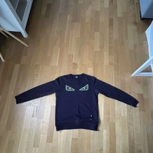 Blå fendi tröja - En fendi tröja. Bra skick och priser kan diskuteras!