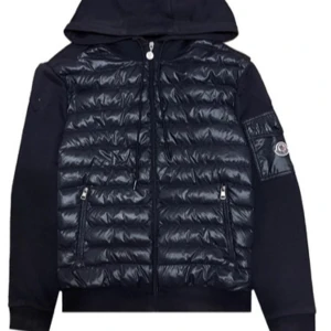 Moncler cardigan  - Snygg svart jacka från Moncler | Denna cardigan är väldigt sällsynt då den inte säljs längre |storlek s, det syns på sista bilden men den är lite för stor för mig som är 174 cm | nypris:12.999kr | skicket är som nytt | följer med orginal påse!👍Hör bara av er vid minsta lilla fråga🙌