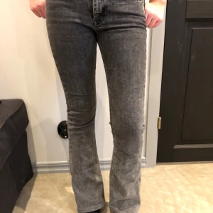 Mörkgrå bootcut jeans - Snygga grå bootcut jeans. Upplagda nertill. Innebenlängd 72cm.