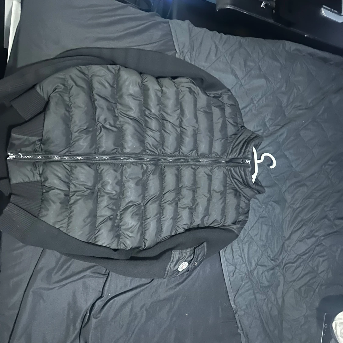 Svart dunväst från Moncler