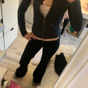 Mörkgrå tunn tröja med  dragkedja - En fin tröja med dragkedja ifrån märket Vila. Aldrig använd. Är i ett bra och fint skick💕