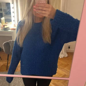 Blå stickad tröja - Mysig blå stickad tröja