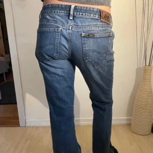 Lee jeans  - Skitsnygga Lee jeans i strl 30/31, säljer då de är på gränsen för korta för mig som är 170cm💕 sitter mer som en w28! Andrabilden är min, första är från förra ägaren💕