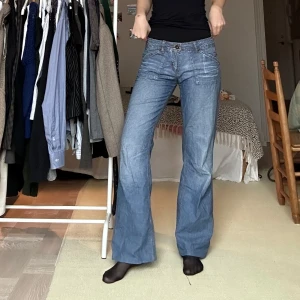 Blå bootcut jeans - Snygga blå bootcut jeans med låg midja och sitter ganska rakt på mig som är storlek S