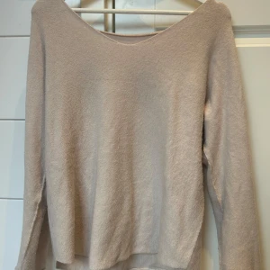 Beige stickad tröja - Säljer en mysig beige stickad tröja med långärmad design. enkel att matcha med olika outfits. Tröjan har en avslappnad passform och är gjord i ett mjukt och otroligt skönt material. Har denna i två andra färger också (vit och aprikos) så kolla in dem också! Denna nopprar inte heller.