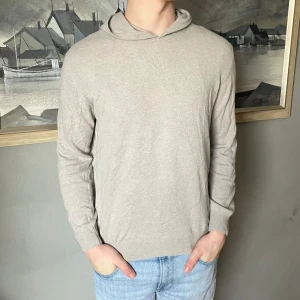 Beige hoodie - Oscar Jacobsson - Beige tröjan från OJ i ull och Kashmir mix. Skick: 8/10. Storlek: L. Nypris: 1600kr. Kontakta oss för fler bilder eller info!🙌