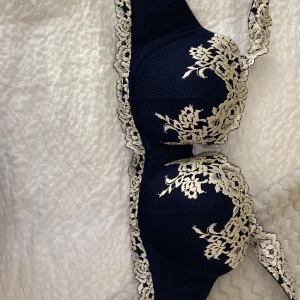 Intimissimi BH - Säljer denna superfina BH då den är fel storlek. Fick i julklapp och den är köpt i december 2024. Aldrig använd eller provad och inslagnings pappret från intimissimi butiken finns kvar. Skicket är helt prefekt då den inte använts. Orginalpris: 520kr