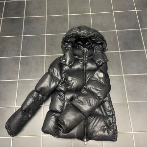 Moncler jacka  - Säljer en snygg moncler jacka till tjejer använts ett få tal gånger och är bra skick skulle säga 8,5/10. Äkthets bevis finns!