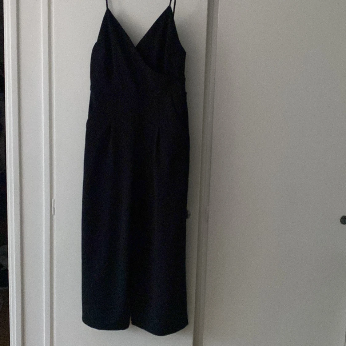 Svart byxdress med smala axelband