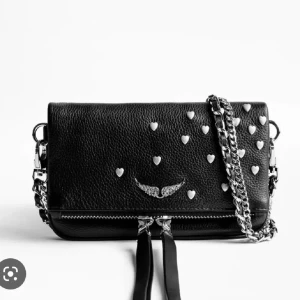 Zadig rock nano clutch - Säljer min älskade Zadig väska köpt för 345 eu det vill säga ca 4000 kr. Nu är det dags för ett nytt hem för den efter att blivit använd ganska flitigt av mig därav priset. Hjärtanen är lite rostiga men annars inga defekter. ❣️❣️