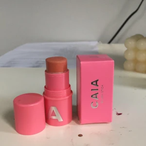 Blush Stick Cupcake Glaze från CAIA - Säljer en Blush Stick i färgen Cupcake Glaze från CAIA. Den kommer i en söt rosa förpackning med ett praktiskt skruvlock. Perfekt för att ge kinderna en fräsch och naturlig glöd. Nypris 225 och har bara testat på handen💕
