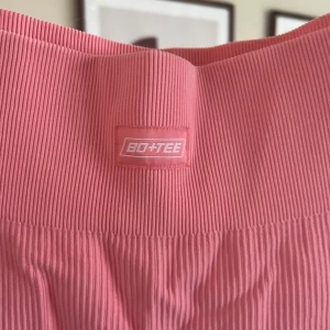 Rosa gym leggings - Rosa gym leggings från Bo+tre med supersnygg rump-detalj 🩷 storlek S