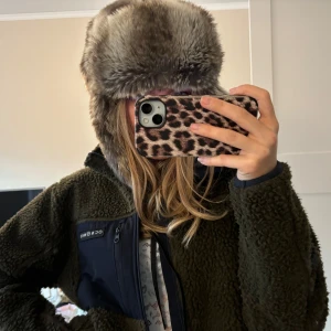 Brun pälsmössa med öronlappar - Snygg och varm brun pälsmössa med öronlappar. Perfekt för afterski🎿🍻. Sälja då den ej kommer till användning för mig!