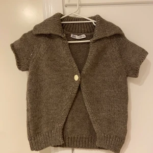 Brun stickad kofta från Zara - Säljer en superfint brun stickad kofta med knapp från zara!!😍😍😎❤️❤️🤘🤘