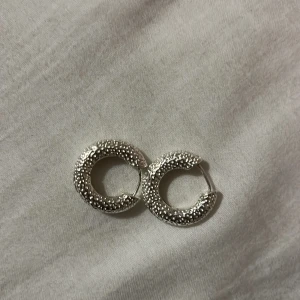 Silvriga örhängen - Snygga silvriga örhängen i en rund design med texturerad yta. ÄKTA SILVER!!