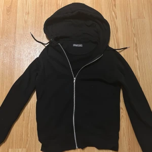 Svart zip hoodie - Säljer en svart huvtröja från Primark i storlek M. Den har en dragkedja framtill och en mysig huva med dragsko. Perfekt för vardagsbruk eller som ett extra lager under kyliga dagar. Tröjan är i bra skick och passar till det mesta i garderoben. Dessutom är dem slim/regular fit.