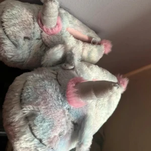 Fluffiga enhörningstofflor - Supermysiga tofflor i form av enhörningar med horn och rosa detaljer. De är fluffiga och har en mjuk, pastellfärgad yta i blått och rosa. Perfekta för att hålla fötterna varma under kalla dagar. Sulan är prickig för extra grepp. Perfekt för inomhusmys! OBS varan finns på andra sälj sidor också så skynda att fynda innan någon annan gör de!💕