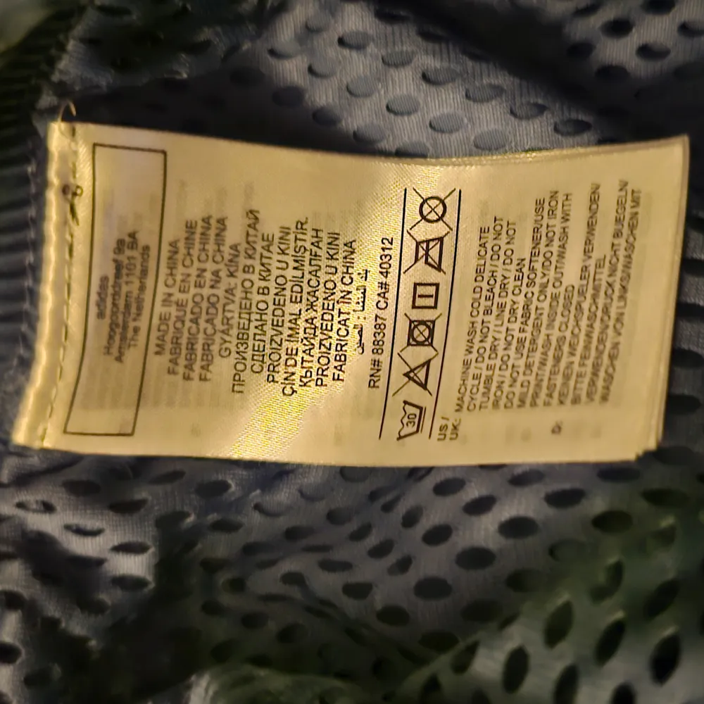 Säljer ett par blå träningsbyxor från Adidas i storlek XL. Byxorna har en loose passform med elastisk midja och snörning. De är perfekta för träning eller avslappnad stil. Materialet är lätt och bekvämt, idealiskt för både inomhus och utomhusaktiviteter.. Farkut & Housut.