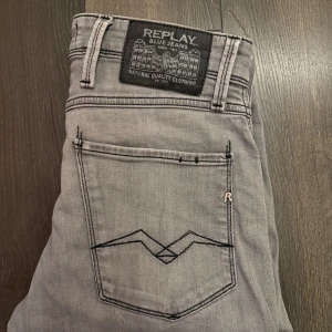 Grå Replay jeans - Säljer ett par snygga grå jeans från Replay i mycket bra skick. De har en klassisk femficksdesign och en stilren look. Perfekta för både vardag och fest! 🕺