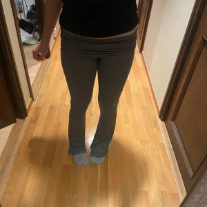 Grå byxor från 157 - Säljer ett par grå byxor från 157 i storlek XS. De är tighta och har en låg midja. Byxorna är i bra skick och passar till både avslappnade och mer uppklädda tillfällen.