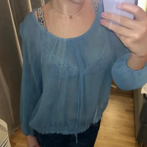 Blå blus  - Säljer en supersöt blå blus! Hyfsat genomskinlig och lite lösare passform, supersnygg till fester💓Använd fåtal gånger så i bra skick!  