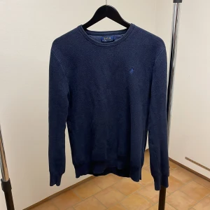 Ralph lauren tröja navy - Säljer denna sköna raffe tröjan som passar bra nu till vintern! Storlek S. Skick 8/10. Kan gå ner i pris vid snabb affär! Hör av dig vid minsta fundering!🤩