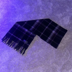 Burberry Halsduk - Första släppet! Vi säljer en Burberry halsduk som passar perfekt nu till vintern. Den är varm och skön att ha på sig och pris går självklart att diskutera. Längd=165cm, Bredd=30cm