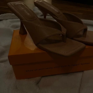 Beige klackar från Public Desire  - Stilrena beige/bruna klackar från Public Desire med fyrkantig tå och klack. Perfekta för en elegant look!🤍