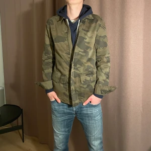 HELT NY Zadig & Voltaire overshirt  - Säljer en Zadig & Voltaire overshirt som är helt ny! Storlek S! Nypris på denna är runt 3700kr! Hör gärna av dig om du har frågor!