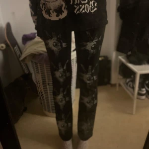 Coola byxor - Köpta här på plick. Ordinarie pris 900 kr men jag säljer dem lite billigare :) byxorna har inget fel och är oanvända. 