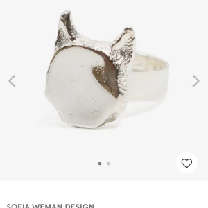 Silverring från Sofia Weman Design - Säljer min Räv ring från Sofia Weman (finns på designtorget om du vill titta upp!❤️) Säljer eftersom den inte kommer till användning. Nypris 995 kr mitt pris 300 kr! Mycket gott skick❤️17-18 mm i storlek