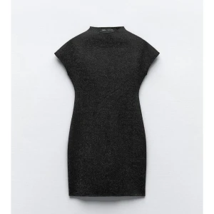 Klänning - En svart glittrig klänning, perfekt till nyår! Använd en gång🌸