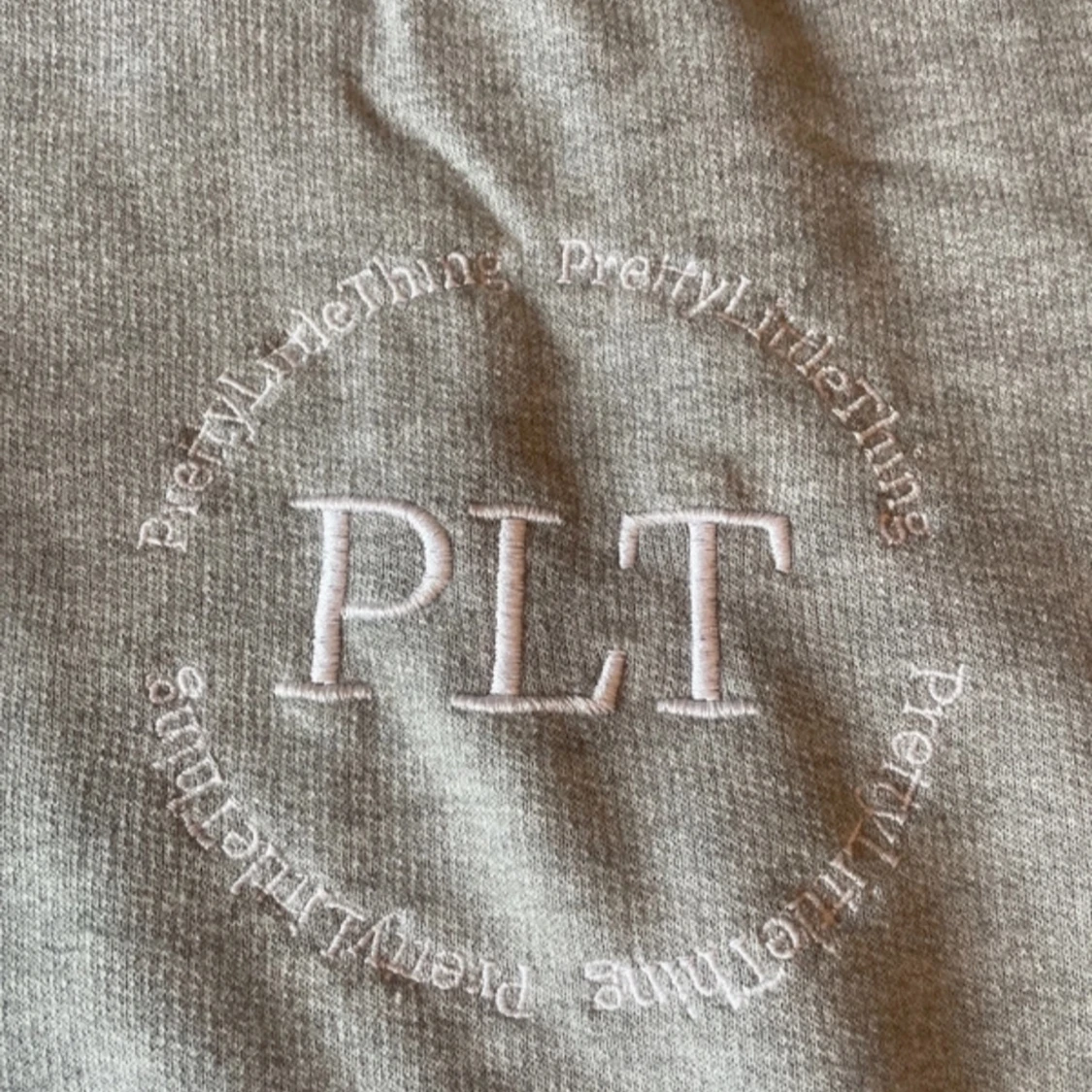 Grå sweatshirt från PrettyLittleThing - 90