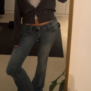 True religion jeans  - Säljer ett par snygga blå bootcut jeans i bra skick då det är för stora för mig. Storlek: W25 Innerbenslängd: 80cm Midjemått: 25 (tum) Små slitnader längst ner på byxorna 🩷🩷