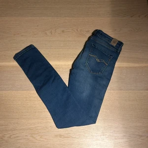 Blå jeans från Replay - Snygga blå jeans från Replay med klassisk design. Nyskick. Perfekta för en avslappnad stil med en modern touch.