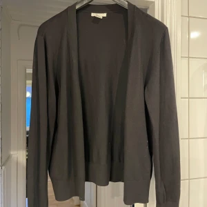 Svart kofta - Säljer en stilren svart kofta med långa ärmar. Perfekt för lager-på-lager och passar till många olika outfits. 