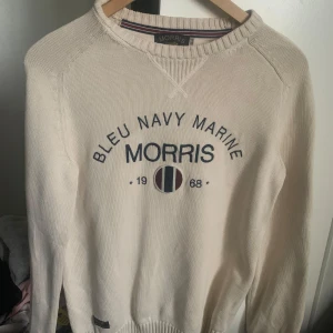 Vit tröja från Morris - Säljer en stilren vit tröja från Morris. Den är i fint skick och i storlek XS, säljer då den blivit för liten, tveka inte att höras av vid intresse😁