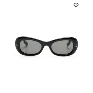 Alexander Mcqueen solglasögon  - Svarta solglasögon från Alexander Mcqueen med en modern och stilren design. De har en oval form och är tillverkade i ett hållbart material. Passar båda kvinnor och män då dem är unisex. Köpta för ca 2200kr och och är aldrig använda så tänkte mig iaf 1000kr för dem.