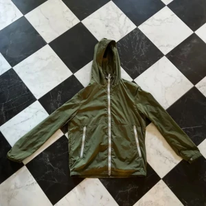 Grön vindjacka från Woolrich - Säljer en grön windbreaker från Woolwich. Köpte den helt ny här på plick och säljer nu för jag inte använder den lika mycket. Skicket är 8/10. Vid fler frågor är det bara att höra av sig 