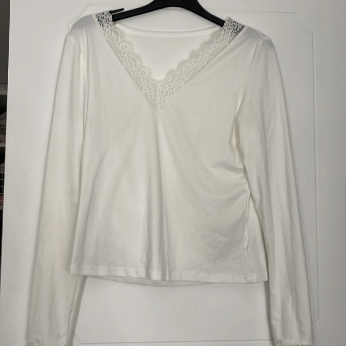 Vit långärmad topp med spets