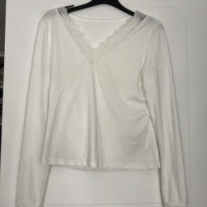 Vit långärmad topp med spets -  vit långärmad topp med spets i xs nästan aldrig använd 