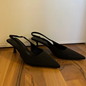 Svarta pumps med spetsig tå - Svarta klackskor, köpta på NA-KD men är aldrig använda.
