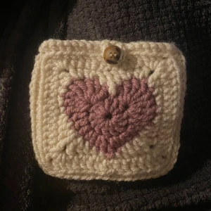 Virkad necessär rosa hjärta - Egenvirkad liten necessär som kan användas för att förvara små grejer separat i sin väska🫶🏼Det går att stänga öppningen men en knapp. Jag virkar dessa i flera andra färger och om du gärna vill ha en specifik färg kan du skriva till mig och beställa❣️
