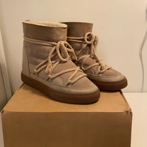 Beige boots från Inuikii - Säljer ett par snygga och varma beige boots från Inuikii. Supertrendiga och är perfekta nu inför vintern. Skorna är i mycket bra skick och har en robust sula som ger bra grepp. Perfekta för att hålla stilen när det är kallt ute! Säljer på grund av fel storlek.
