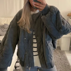 Zara quiltad bomberjacka - Jättefin jacka från Zara som jag inte använder längre. Har en liten blekning, se bild 3 men annars i bra skick