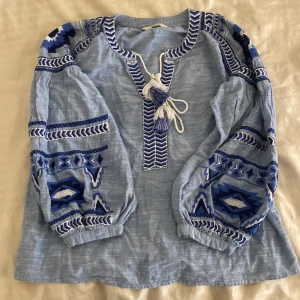 Blå blus - Jätte fin blus från Next. Köpte den förra året och använt den ett par gånger. Den är perfekt för sommaren och för lite kallare väder också.💙