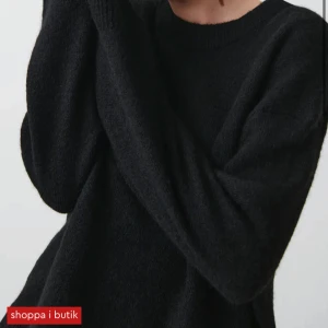 Stickad från gina💘 - Säljer min helt nya stickade tröja från gina, premium quality i storlek  XS. Den är perfekt till höst och nu till vinter. Den är helt slutsåld på hemsidan och i de flesta affärer. Köpte den för 399 kr men säljer för 350 då pappa köpte den till mig och jag redan har en exakt likadan. Etiketten är kvar då den är helt ny och oanvänd, kontakta för fler frågor💘